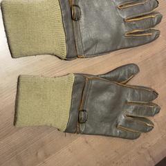 Gloves, as reported by Pathé Arnhem using iLost