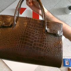 Saco Brown, como reportado por MEININGER Hotel Berlin Central Station utilizando o iLost