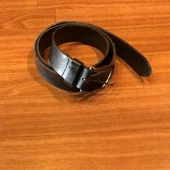 Cinto Zwarte leren riem, segundo informou Van der Valk Hotel Emmeloord usando iLost