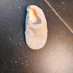 Schoenen Grijs, rapporterat av Stad Halen med iLost