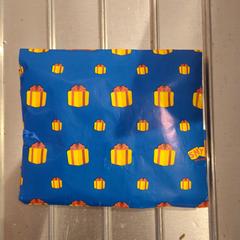 Gift blue wrapping paper, come riportato a iLost