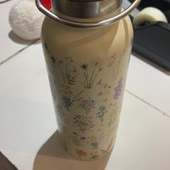 Flaska Wild Flowers, rapporterat av Pathé Rembrandt Utrecht med iLost