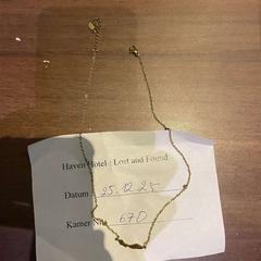 Colar goud, como reportado por Haven Hotel Rotterdam utilizando o iLost