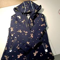 سترة أطفال Donkerblauw paardjes، كما تم الإبلاغ عنه بواسطة IKEA Groningen عبر iLost