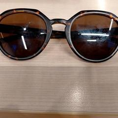 Des lunettes de soleil, a été signalé par IKEA Toulouse utilisant iLost