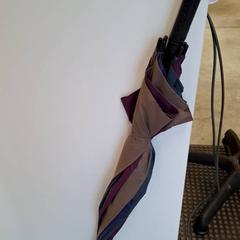 Ombrello Couleur bleu, violet, marron, come riportato da IKEA Dijon utilizzando iLost