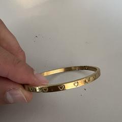 Goude armband met hartjes, gerapporteerd met iLost