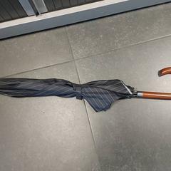 Paraply - zwart met witte strepen, som rapportert av Centraal magazijn ved bruk av iLost