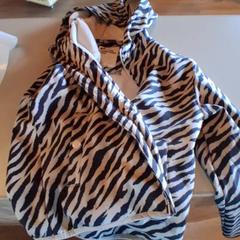 السترة Jas met zebra print، كما تم الإبلاغ عنه بواسطة Familiepark Drievliet عبر iLost