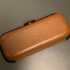 Szemüvegtok szemüveggel, amint azt MEININGER Hotel Copenhagen az iLost segítségével jelentette.