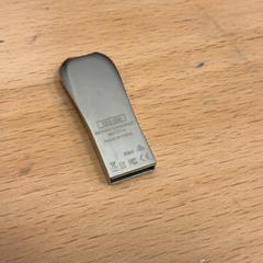 İLost kullanarak MEININGER Hotel Amsterdam Amstel tarafından bildirildiği gibi Usb bellek Metal