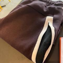 pants, como reportado por Conscious Hotel Westerpark utilizando o iLost