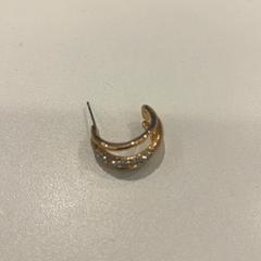 Boucle d'oreille Goudkleurig met steentjes, a été signalé par HvA Amstelcampus utilisant iLost