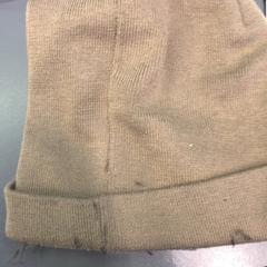 Bonnet bruin/groen, a été signalé par Eindhoven Airport utilisant iLost