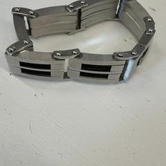 Bracelet, a été signalé par Het Amsterdamse Winterterras utilisant iLost