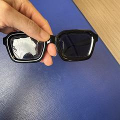 Meller zwarte zonnebril, amint azt az iLostnak jelentették.