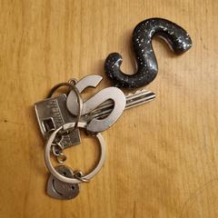 Sleutels met sleutelhanger letter s, amint azt az iLostnak jelentették.