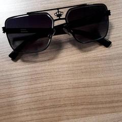 Ulleres de sol, segons ha informat Connexxion Hoeksche Waard Goeree Overflakkee mitjançant iLost