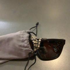 Solbriller, som rapportert av MEININGER Hotel Bordeaux Gare Saint-Jean ved bruk av iLost