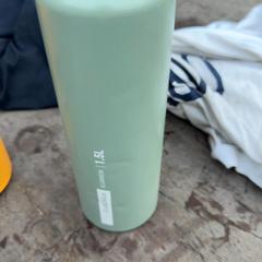 Bottiglia d'acqua, come riportato da KABUL à GoGo / Teatro utilizzando iLost