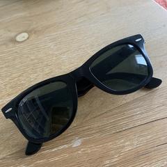 Black sun glasses Ray Ban, amint azt az iLostnak jelentették.