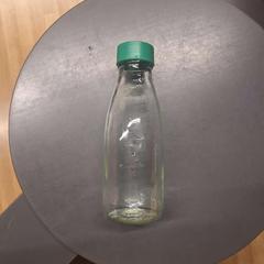 Garrafa skleněná, como reportado por IKEA Brno utilizando o iLost