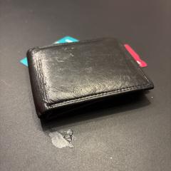 Zwarte portemonnee  van Adair Ribairo, jak bylo nahlášeno na iLost