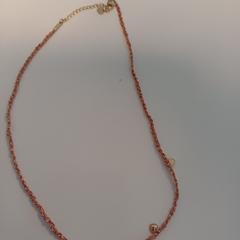 Halsband goud met rood draad in gevlochten, rapporterat av HU Amersfoort med iLost