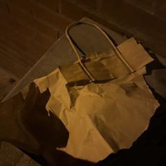 Paper bag with clothes, ako bolo nahlásené iLost