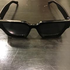 Gafas de sol, segundo informou Qbuzz U-OV usando iLost