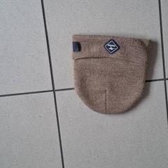 Bonnet en laine marron clair, come riportato da ilévia utilizzando iLost