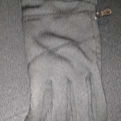 Luva, como reportado por TivoliVredenburg utilizando o iLost