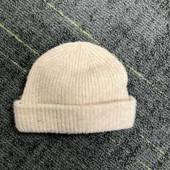 ビーニー Gebreid, beige がiLostで Connexxion Noord Holland Noord Alkmaar によって報告されました