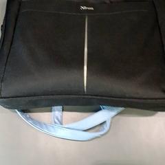 Laptop tas Zwart, amint azt Qbuzz GD Groningen HS az iLost segítségével jelentette.