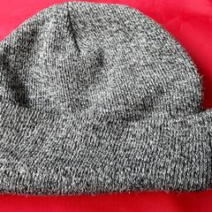 Kleidung - Muts wit/grijs, gemeldet von Regio Oost-Vlaanderen über iLost