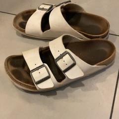 Birkenstock Blancss, come riportato da MEININGER Hotel Marseille Centre la Joliette utilizzando iLost