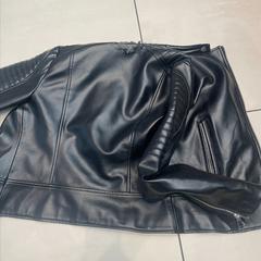 Veste, a été signalé par Johan Cruijff ArenA utilisant iLost