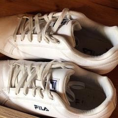 حذاء رياضي، كما تم الإبلاغ عنه بواسطة Attractie- & Vakantiepark Slagharen عبر iLost