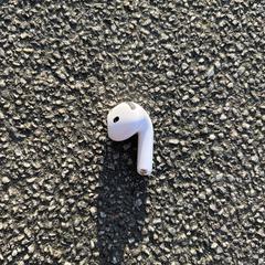 Right AirPod, amint azt az iLostnak jelentették.