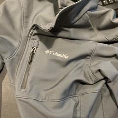 Kurtka, zgłoszono przez MEININGER Hotel Bordeaux Gare Saint-Jean przy użyciu iLost