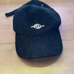 Čepice, jak nahlášeno Pathé Arnhem pomocí iLost