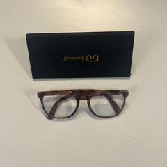 Estuche para gafas con gafas, ha sido reportado por TheaterHangaar con iLost
