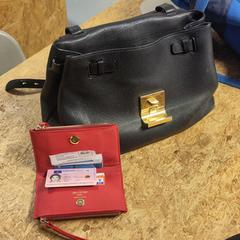 Zwarte handtas met rode portemonnee, jak zgłoszono do iLost