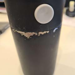 Ivópohár zwart met drukknop, amint azt TU/e - Receptie Vector az iLost segítségével jelentette.