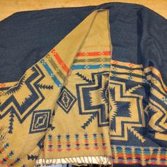 Beige blauwe sjaal poncho cape omslagdoek, as reported to iLost