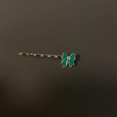 Ékszerek Haarschmuck, amint azt MEININGER Hotel Dresden Zentrum az iLost segítségével jelentette.