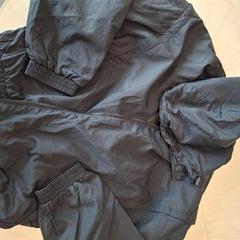 Blouson imperméable noir, como reportado por IKEA Lyon Grand Parilly utilizando o iLost