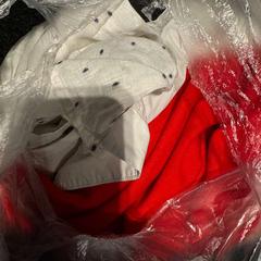 Oblečenie rood en wit blousje/ vestje, ako bolo nahlásené Hotel Van der Valk Harderwijk op de Veluwe pomocou iLost