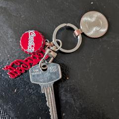 Sleutel met Coca Cola sleutelhanger, jak bylo nahlášeno na iLost