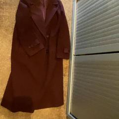 Dzseki Lange jas zara bordeux rood, amint azt Van der Valk Hotel Apeldoorn - De Cantharel az iLost segítségével jelentette.